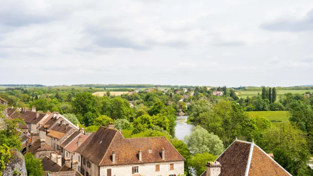 Vue sur la Cité de Caractère de Pesmes (Plus Beaux Villages de France) depuis les remparts de la ville, avec la rivière Ognon et la campagne environnante en arrière-plan - Vallée de l'Ognon