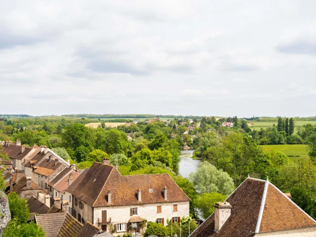 Vue sur la Cité de Caractère de Pesmes (Plus Beaux Villages de France) depuis les remparts de la ville, avec la rivière Ognon et la campagne environnante en arrière-plan - Vallée de l'Ognon