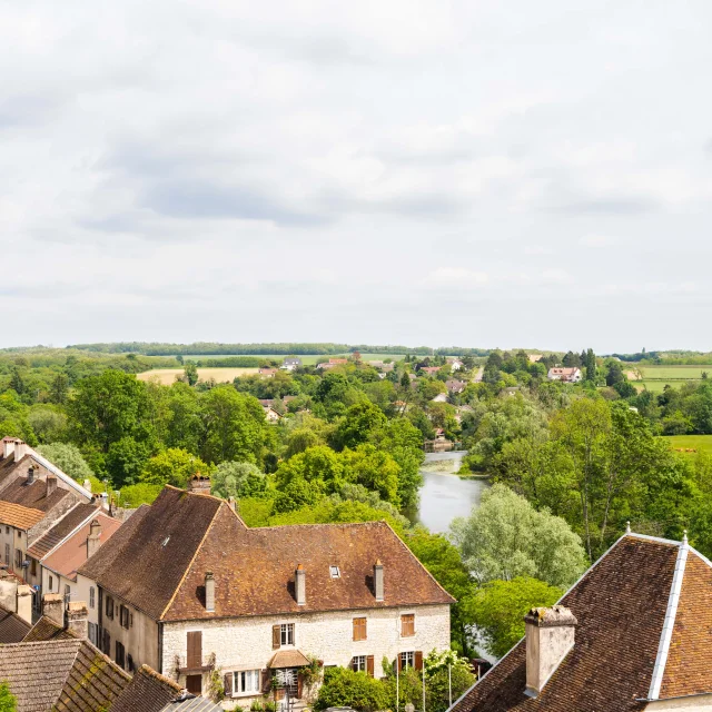 Vue sur la Cité de Caractère de Pesmes (Plus Beaux Villages de France) depuis les remparts de la ville, avec la rivière Ognon et la campagne environnante en arrière-plan - Vallée de l'Ognon