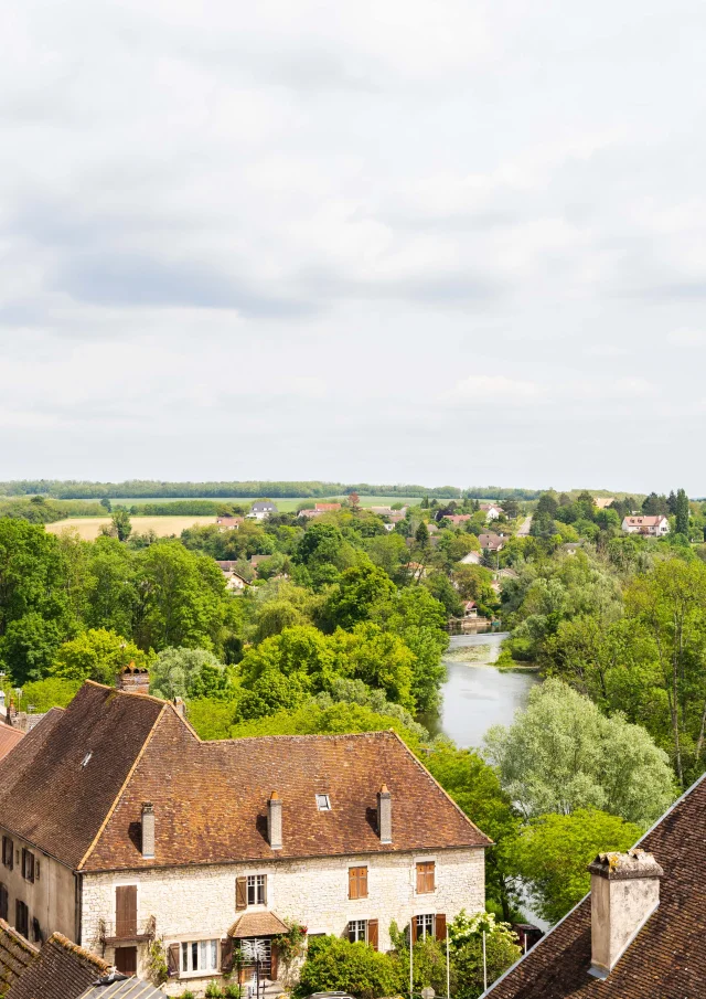 Vue sur la Cité de Caractère de Pesmes (Plus Beaux Villages de France) depuis les remparts de la ville, avec la rivière Ognon et la campagne environnante en arrière-plan - Vallée de l'Ognon