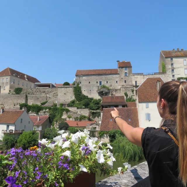 Vue sur la la Cité de Caractère de Pesmes (Plus Beaux Villages de France) depuis le pont traversant la rivière Ognon - Vallée de l'Ognon