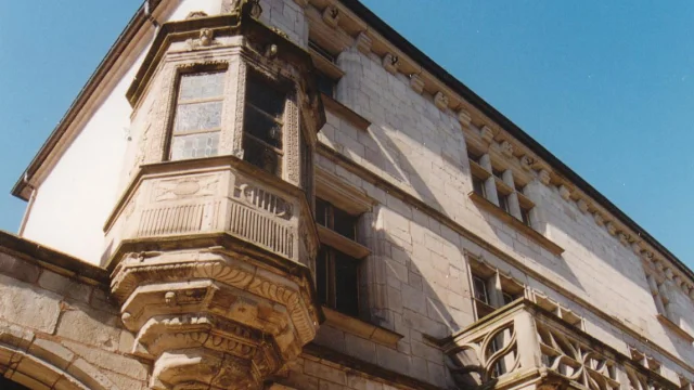 Vue sur une maison de caractère - Patrimoine de la ville thermale de Luxeuil-les-Bains à découvrir au fil des rues en suivant le circuit balisé - Vosges du Sud