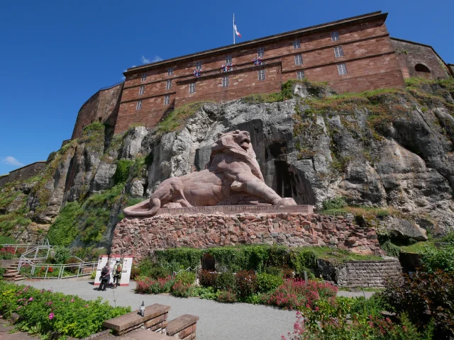 Statue du Lion de Belfort sculptée par Bartholdi et la citadelle de Belfort - élu Monument préféré des Français en 2020 - Vosges du Sud