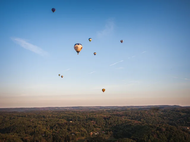 Vue aérienne des montgolfières de l'évènement 