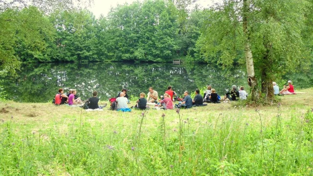 Un groupe de randonneurs pique-nique le long d'un étang, à l'occasion de Festival Mille Pas aux 1000 Etangs - Plateau des 1000 étangs - Vosges du Sud