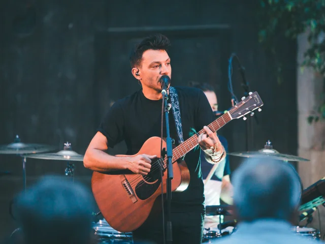 Chanteur - guitariste - Concert de Albakaya aux Estivales de Saône à Mont Le Vernois - Vesoul - Val de Saône