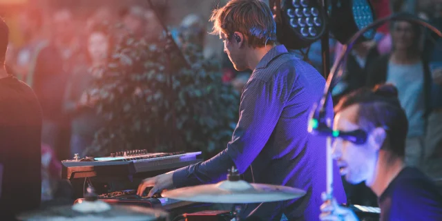 Musicien au synthétiseur - Concert de Albakaya aux Estivales de Saône à Mont Le Vernois - Vesoul - Val de Saône