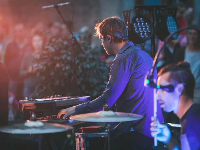 Musicien au synthétiseur - Concert de Albakaya aux Estivales de Saône à Mont Le Vernois - Vesoul - Val de Saône