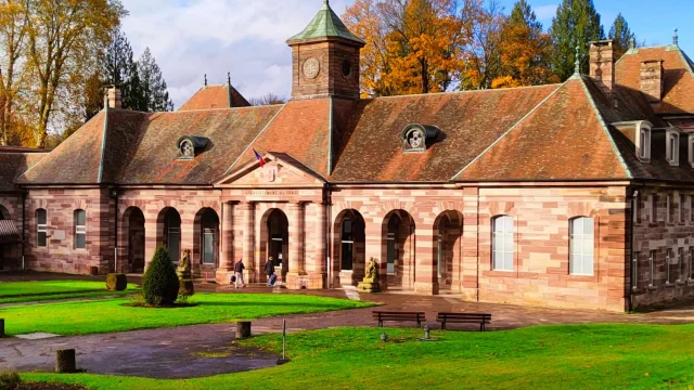 Thermes de Luxeuil-les-Bains, en automne, avec son jardin aménagé - Vosges du Sud