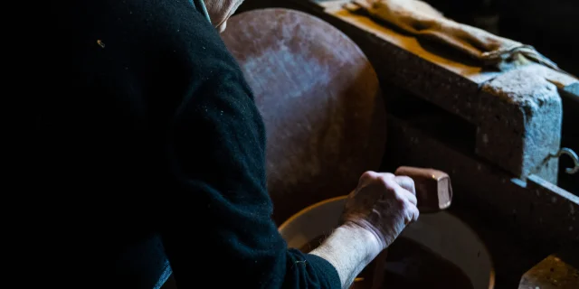 Le potier, Patrick Blandin, fait l'engobage des tasses en terre - Vallée de l'Ognon