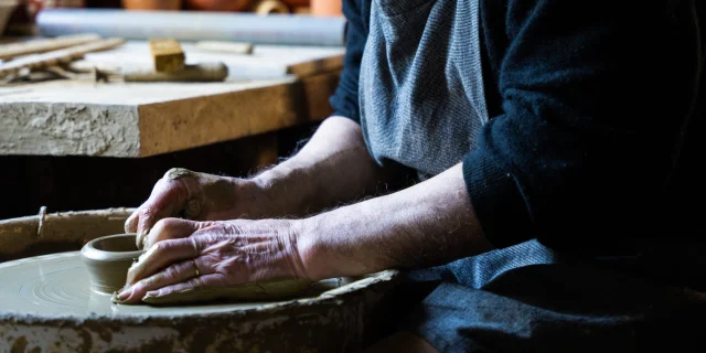 Le potier, Patrick Blandin, tourne des tasses en terre - Vallée de l'Ognon