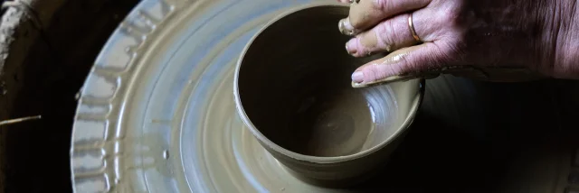 Le potier, Patrick Blandin, tourne avec ses mains des tasses en terre - Vallée de l'Ognon