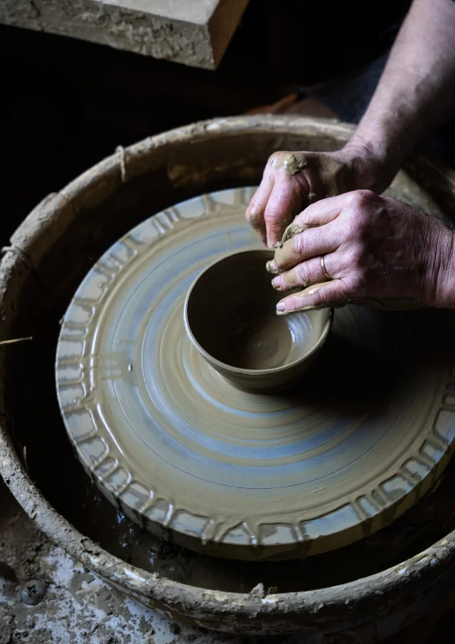 Le potier, Patrick Blandin, tourne avec ses mains des tasses en terre - Vallée de l'Ognon