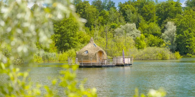 La cabane Spa Boréale : une cabane flottant sur l'eau avec bain nordique, au domaine Coucoo Grands Lacs à Chassey-les-Montbozon - Hébergement insolite - Vallée de l'Ognon