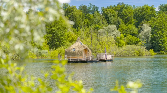 La cabane Spa Boréale : une cabane flottant sur l'eau avec bain nordique, au domaine Coucoo Grands Lacs à Chassey-les-Montbozon - Hébergement insolite - Vallée de l'Ognon