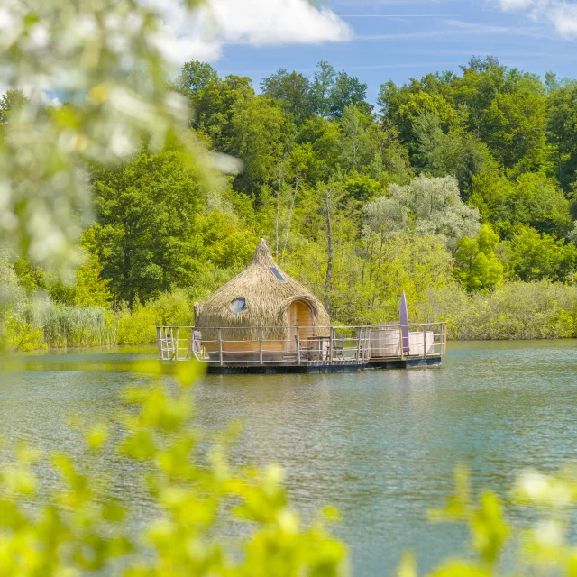 La cabane Spa Boréale : une cabane flottant sur l'eau avec bain nordique, au domaine Coucoo Grands Lacs à Chassey-les-Montbozon - Hébergement insolite - Vallée de l'Ognon