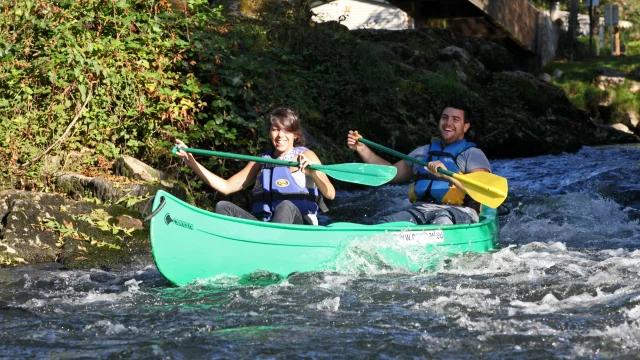 Un couple fait du canoë-kayak sur l'Ognon - Vallée de l'Ognon