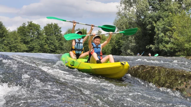 Des enfants font du canoë-kayak sur l'Ognon. Ils sont en train de faire une descente - Vallée de l'Ognon