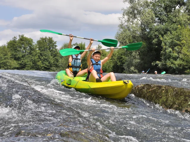 Des enfants font du canoë-kayak sur l'Ognon. Ils sont en train de faire une descente - Vallée de l'Ognon