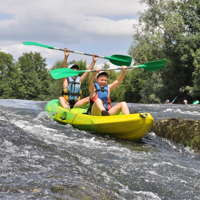 Des enfants font du canoë-kayak sur l'Ognon. Ils sont en train de faire une descente - Vallée de l'Ognon