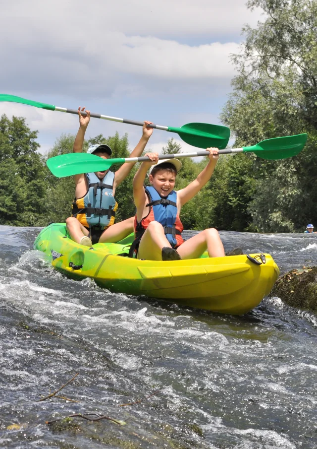 Des enfants font du canoë-kayak sur l'Ognon. Ils sont en train de faire une descente - Vallée de l'Ognon