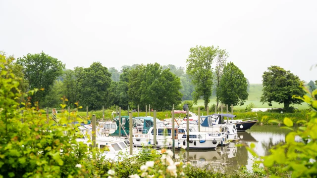 Port sur la Saône avec des bateaux amarrés - Vesoul - Val de Saône