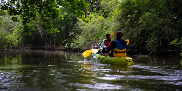 Deux jeunes naviguent en canoë sur la Saône sauvage - Vesoul - Val de Saône