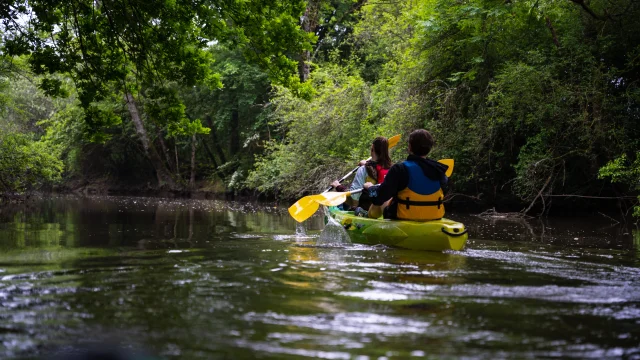 Deux jeunes naviguent en canoë sur la Saône sauvage - Vesoul - Val de Saône