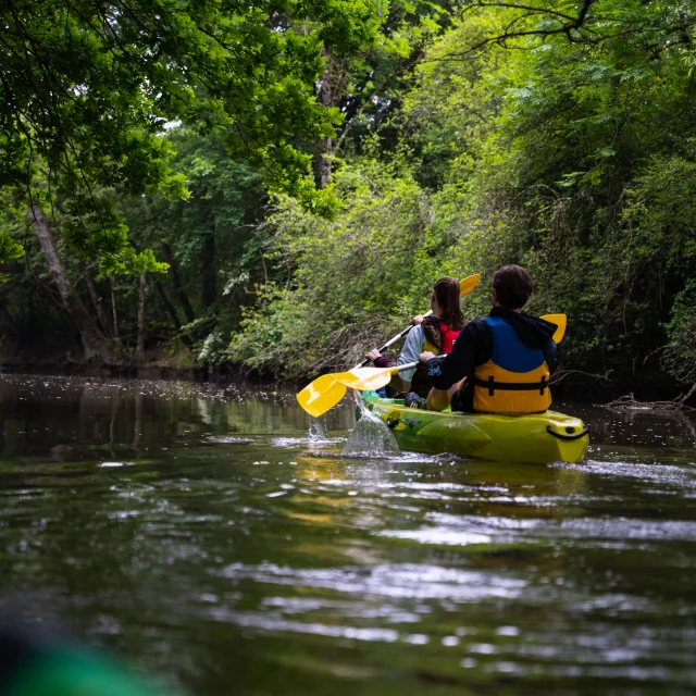 Deux jeunes naviguent en canoë sur la Saône sauvage - Vesoul - Val de Saône