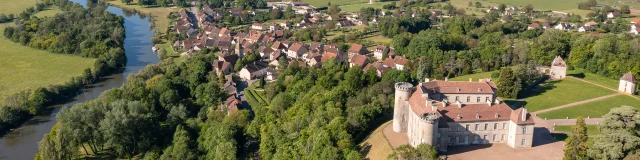 Vue aérienne du Château de Ray-sur-Saône, de la Saône, du village et des alentours - Vue sur La Voie Bleue - Vesoul - Val de Saône