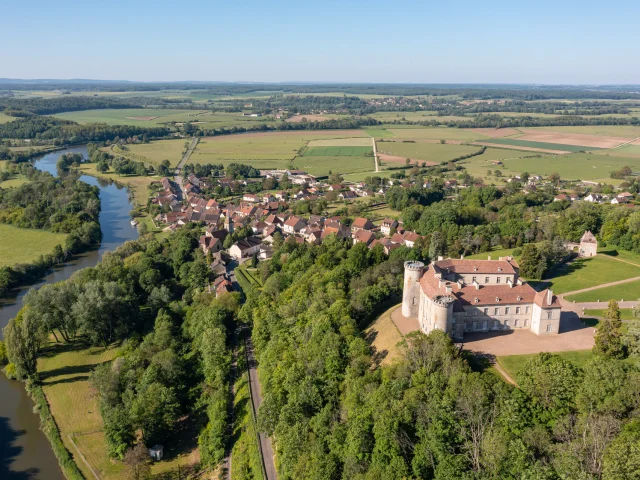 Vue aérienne du Château de Ray-sur-Saône, de la Saône, du village et des alentours - Vue sur La Voie Bleue - Vesoul - Val de Saône