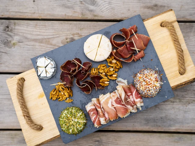 Plateau de fromages de chèvres et charcuterie produit par la chèvrerie des bois pâturés de Servance - Vosges du Sud