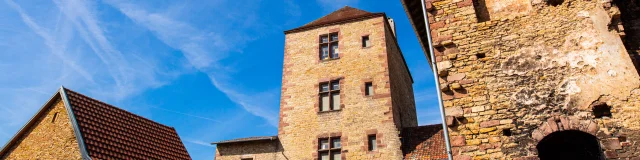 Tour du Château d'Héricourt avec un magnifique ciel bleu - Vosges du Sud