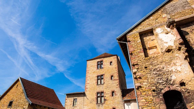 Turm des Schlosses von Héricourt mit einem wunderschönen blauen Himmel - Südvogesen