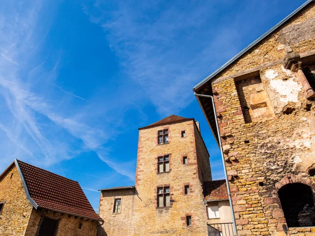 Tour du Château d'Héricourt avec un magnifique ciel bleu - Vosges du Sud