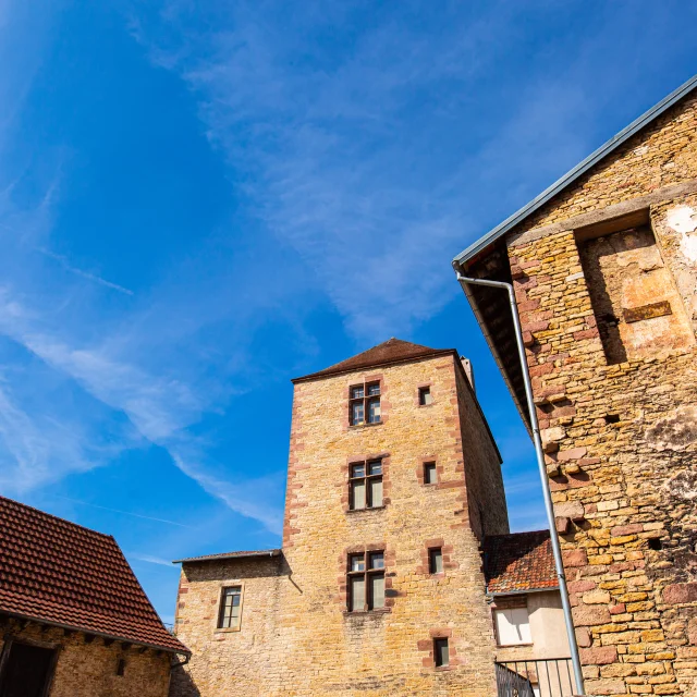 Tour du Château d'Héricourt avec un magnifique ciel bleu - Vosges du Sud