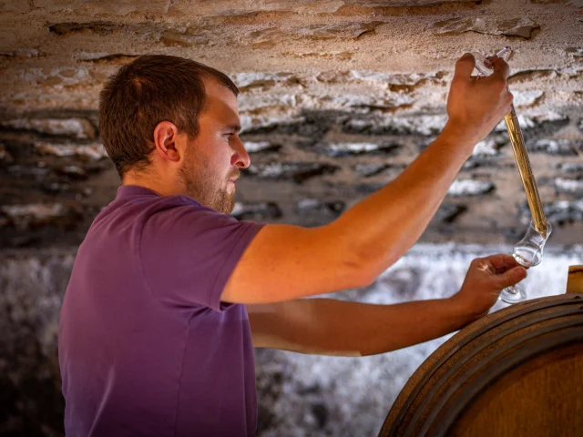 Un homme de la distillerie Paul Devoille rempli un verre de Kirsch de Fougerolles - Fougerolles - Vosges du Sud