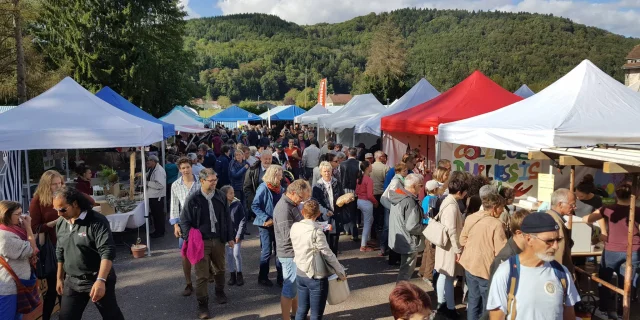 Le public découvre les stands de la foire des Bio Jours à Faucogney-et-la-Mer - Vosges du Sud - Haute-Saône