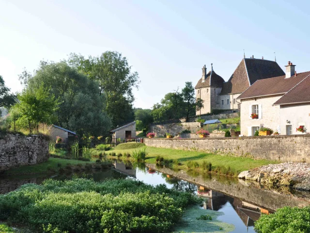 Vue sur le château de Filain et la rivière Filaine - Cité de Caractère - Vallée de l'Ognon