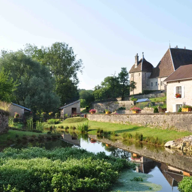 Vue sur le château de Filain et la rivière Filaine - Cité de Caractère - Vallée de l'Ognon