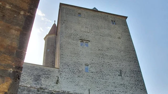 Château de Fondremand vue du bas - Cité de caractère - Vallée de l'Ognon