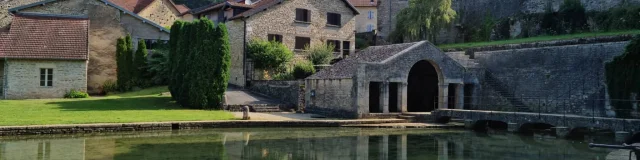 Vue sur la source de La Romaine - Vue sur le village de Fondremand - Cité de caractère - Vallée de l'Ognon