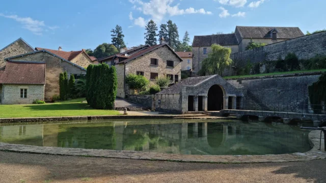 Vue sur la source de La Romaine - Vue sur le village de Fondremand - Cité de caractère - Vallée de l'Ognon