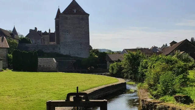 Vue sur le château de Fondremand et le cours d'eau la Romaine - Cité de Caractère - Vallée de l'Ognon