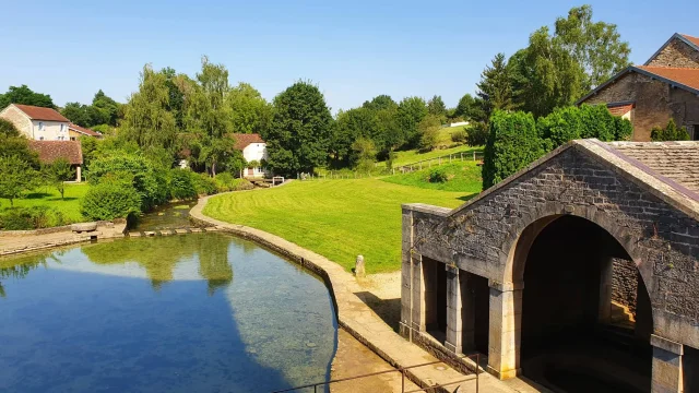 Vue depuis le château de Fondremand , vue sur la source de La Romaine - Cité de caractère - Vallée de l'Ognon