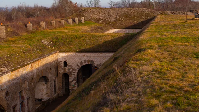 Fort du Mont Vaudois sous un ciel bleu - Vosges du Sud