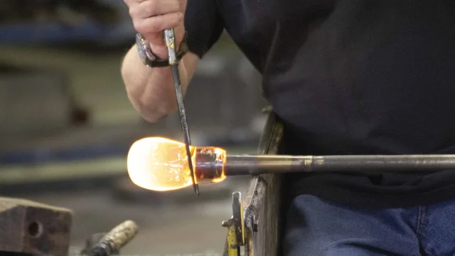 Le maître-verrier façonne du verre en fusion - La Rochère - Vosges du Sud