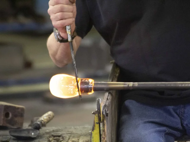 Le maître-verrier façonne du verre en fusion - La Rochère - Vosges du Sud