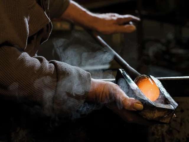 Le maître-verrier façonne du verre en fusion - La Rochère - Vosges du Sud