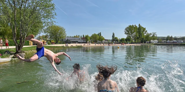 Des adolescents plongent et se baignent dans le lac de Vesoul-Vaivre, avec la plage en arrière-plan - Vesoul-Val de Saône